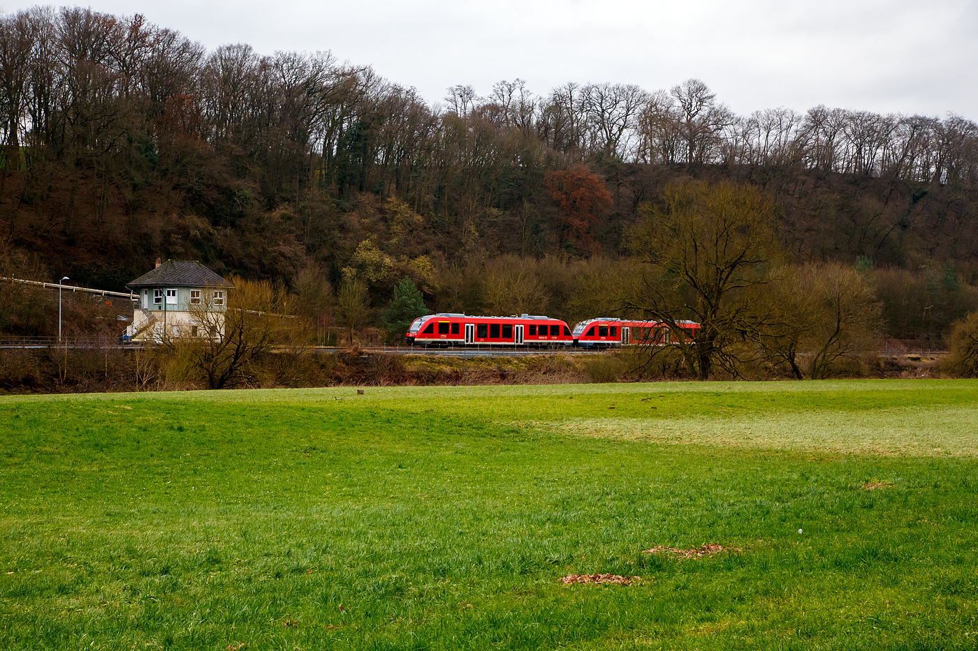 Zwei gekuppelte LINT 27 (BR 640) der Lahn-Eifel-Bahn (zu DB Regio AG Region Mitte) fahren am 13 Januar 2018, als RE 25  Lahntal-Express  (Koblenz - Limburg/Lahn - Wetzlar - Gie�en), entlang der Lahn durch Aumenau. Links das Stellwerk Aumenau.