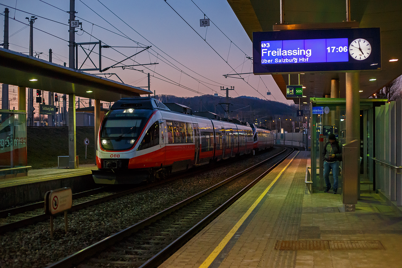 Zwei gekuppelte �BB-Elektrotriebz�ge vom Typ Bombardier TALENT (Talbots leichter Nahverkehrs-Triebwagen) fahren am 13 Januar 2025 als S3 der S-Bahn Salzburg nach Golling-Abtenau in den Bahnhof Salzburg Sam ein. Vorne ein dreiteiliger Elektrotriebzug der �BB Reihe 4023 gekuppelt mit einem vierteiligen der �BB Reihe 4024.

Die �sterreichischen Bundesbahnen (�BB) setzen drei Varianten von elektrischen Triebwagen der Bauart „Talent“ ein. Nach einer gewonnenen Ausschreibung bestellten die �BB bei Bombardier Transportation Systems Triebz�ge des Typs Talent 1, die vorher nur mit Dieselantrieben geliefert wurden, in einer elektrischen Ausf�hrung. F�r den elektrischen Teil sowie die Leittechnik holte man sich ELIN als Konsortialpartner. Gefertigt wurden die Einheiten zwischen 2004 bis 2008 im von Bombardier �bernommenen ehemaligen Stammwerk der Waggonfabrik in Aachen, wo auch die Dieselversionen gebaut wurden. Das ex Talbot Werk in Aachen wurde am 1. Juli 2013 wieder von Bombardier abgesto�en.

UIC-Kennzeichnung der Triebfahrzeuge:
Die �sterreichischen TALENT-Triebwagen tragen das Gattungszeichen BDET, sie erhielten anfangs Betriebsnummern 93 81 4023 xxx-x, 93 81 4024 xxx-x bzw. 93 81 4124 xxx-x. Damit sind folgende Informationen codiert: elektrische Schnellbahntriebwagen f�r den innerst�dtischen und Umlandverkehr mit Pl�tzen der zweiten Klasse sowie Gep�ck- bzw. Mehrzweckabteil, registriert in �sterreich. Die Einheiten z�hlten zu den ersten Triebfahrzeugen in �sterreich, an denen die vollst�ndigen, zw�lfstelligen UIC-Nummern angeschrieben wurden. Mit der Umlackierung in das Cityjet-Design wurden die Betriebsnummern an die aktuellen UIC-Normen (nun ist die zweite Stelle das Austauschverfahrens f�r Triebfahrzeuge codiert und nicht mehr frei w�hlbar) angepasst und das Austauschverfahren in 94 (Triebzug mit weniger als 190 km/h H�chstgeschwindigkeit) ge�ndert.

Technik:
Der mechanische Teil entspricht der von Talbot und Bombardier zuvor gefertigten Dieselversion. Zur Unterscheidung der einzelnen Glieder des Triebwagens werden diese intern in „Triebwagen“ 4023/4024/4124 (Endwagen mit Stromabnehmer), „Zwischenwagen“ 7023/7024/7124/7224/7324 und „Steuerwagen“ 6023/6024/6124 (Endwagen ohne Stromabnehmer) eingeteilt. Diese Nummern sind innen in den jeweiligen Einstiegsbereichen und au�en am Wagen�bergang angeschrieben. Die F�hrerst�nde, die sich deutlich von der Dieselversion unterscheiden, sind eine eigene Entwicklung f�r die �BB und wurden fertig montiert in die an den Fahrzeugkasten geklebten Kopfst�cke aus GFK eingebaut.

Die Bremsanlage stammt von der Firma Sab-Wabco und ist eine rechnergest�tzte direkt gesteuerte elektropneumatische Bremse mit pneumatischer R�ckfallebene. In der Regel erfolgt die Bremssteuerung �ber den Fahr-Brems-Hebel und die Fahrzeugleittechnik, diese greift vorrangig auf die elektrodynamische R�ckspeisebremse der Triebdrehgestelle zur�ck. Ist dies nicht m�glich oder kommt es zu einem Ausfall der Leittechnik, kann �ber ein zeitgesteuertes F�hrerbremsventil die mehrl�sige indirekte Bremse bedient werden. Die Drucklufterzeugung erfolgt von zwei �lfreien Kolbenkompressoren. Zur Speicherung der Druckluft sind insgesamt sieben Luftbeh�lter �ber den gesamten Zug verteilt. Besonderheit bei diesen Garnituren ist, dass die Bremssteuerung f�r jedes Drehgestell selektiv durch ein eigenes Steuerger�t (EPAC) erfolgt, welches das Zusammenwirken aller Bremsen auf dieses Drehgestell regelt.

Die gesamte Leittechnik sowie die elektrische Ausr�stung wurde von der �sterreichischen ELIN-EBG Traction zugeliefert. Die Leittechnik, bestehend aus den Fahrzeugleitger�ten (FLG) und Antriebsleitger�ten (ALG) sowie den F�hrerstandsdisplays, wurde aus der Reihe 1014 weiterentwickelt. Die einzelnen Rechner kommunizieren ausschlie�lich �ber Bussysteme. Zus�tzlich zum Fahrzeugbus (MVB) gibt es noch getrennte Systeme f�r Bremsen (SW-Bus), Klimasteuerung (CAN-Bus), und Fahrgastinformation (IBIS-Zugbus). Die Vielfachsteuerung erfolgt �ber Zugbus nach �BB-Fernsteuerkonzept und erm�glicht die Steuerung von bis zu drei Triebwagen von einem F�hrerstand aus.[3] Im Fahrbetrieb stehen dem Triebfahrzeugf�hrer drei Fahrmodi zur Verf�gung: Eco-Drive, Wrap-Drive und Power-Drive. Je nachdem, welchen man w�hlt, steht eine gr��ere Leistung, im Power-Drive aber daf�r auch nur eine reduzierte E-Bremskraft zur Verf�gung. Grunds�tzlich wird mit ECO-Drive gefahren, der Triebfahrzeugf�hrer kann aber �ber das Display im Stillstand den Modus wechseln.

Die elektrische Ausr�stung f�r Antriebssteuerung und Bordnetzversorgung befindet sich in den Endw�gen. Am Dach des „Triebwagen“ befindet sich das HV-Modul mit dem Stromabnehmer Bauart VI-U (wie Bauart VI nur mit Luftbalgantrieb), der Vakuum-Hauptschalter, Prim�rspannungs- und Stromwandler und die �berspannungsableiter. An der Unterseite des Moduls befindet sich der Hilfskompressor mit zugeh�rigem Luftbeh�lter sowie der Erdungsschalter. Unterhalb des Hochflurbereiches am „Steuerwagen“ befindet sich das BNV-Pack mit den Hilfsbetriebeumrichtern, dem Batterieladeger�t und den Kompressoren mit Lufttrocknungsanlage. Das Power-Pack befindet sich unterflur am „Triebwagen“, es besteht aus dem Transformator, den Stromrichtern in IGBT-Technologie und der daf�r notwendigen K�hlanlage. Bei der Zweisystemversion befinden sich in Sitzkisten am 4124 die Systemw�hler, die Umschaltung der Trafowicklungen f�r 15 kV und 25 kV erfolgt sekund�rseitig. Die Stromrichter besitzen einen AZS (Aktiver Zwischenkreis-Schutz), der �ber einen „Bremswiderstand“ Spannungsspitzen, die beim elektrischen Bremsen entstehen, abd�mpft, so die negative Netzauswirkung der Nutzbremse reduzieren und die Lebenszeit der Leistungselektronik verl�ngern soll.

Am Dach der Fahrzeuge befinden sich die Klimager�te f�r den Fahrgastraum und F�hrerstand, der AZS-Widerstand (nur „Triebwagen“) und die Fahrmotorl�fter. Jeder der vier Drehstromfahrmotoren wird von einem eigenen L�fter gek�hlt und treibt �ber einen Integrierten Gesamtantrieb (IGA) die jeweilige Treibachse an.
