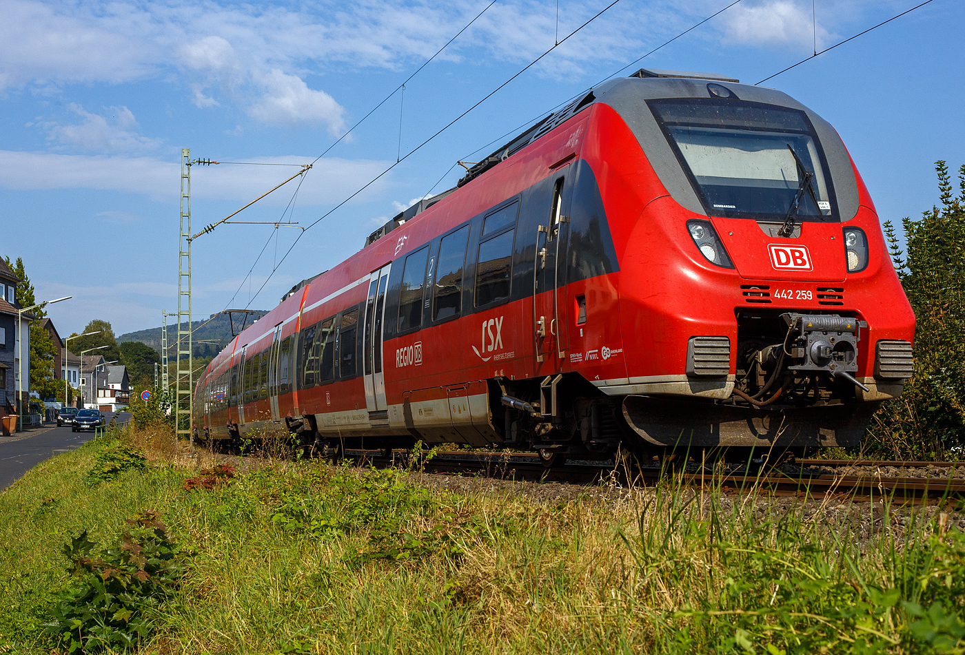 Zwei gekuppelte vierteilige Bombardier Talent 2 (442 259 / 442 759 und 442 256 / 442 756) der DB Regio NRW fahren am 19 September 202m als RE 9 rsx - Rhein-Sieg-Express (Siegen - Köln - Aachen), durch Kirchen (Sieg) und erreichen bald den Bahnhof Kirchen.
