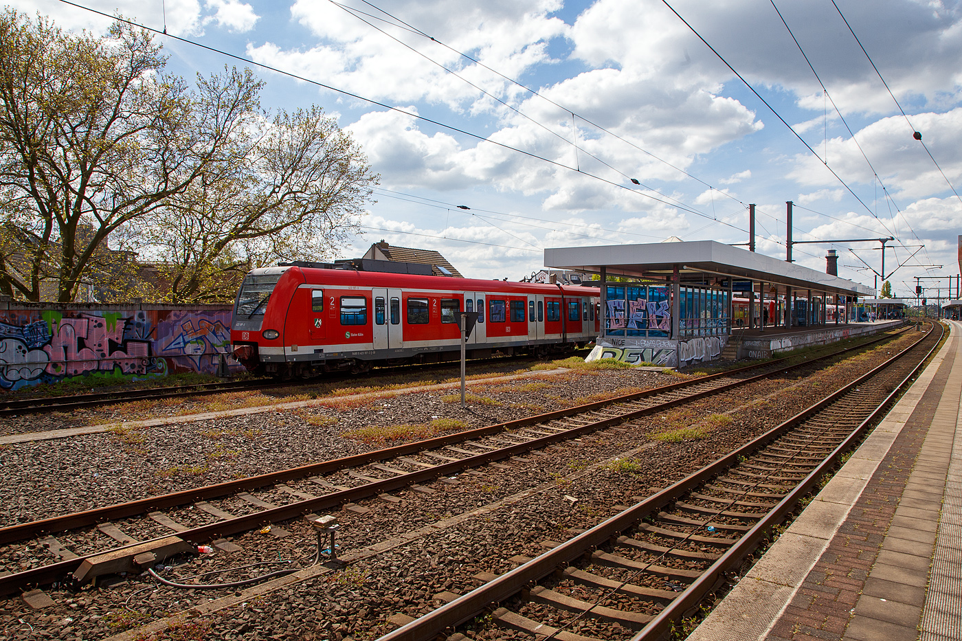 Zwei gekuppelte vierteilige ET 423 (Elektrotriebzüge) der S-Bahn Köln (betrieben durch die DB Regio AG – NRW) verlassen am 30.04.2023, als S19 nach Hennef(Sieg), Bahnhof Köln-Ehrenfeld in Richtung Köln Hbf.

Der Halbzug bestand aus den Triebzügen:
Vorne der 423 197 / 433 197 / 433 697 / 423 697 und dahinter dem 432 549 / 433 549 / 433 049 / 423 049.