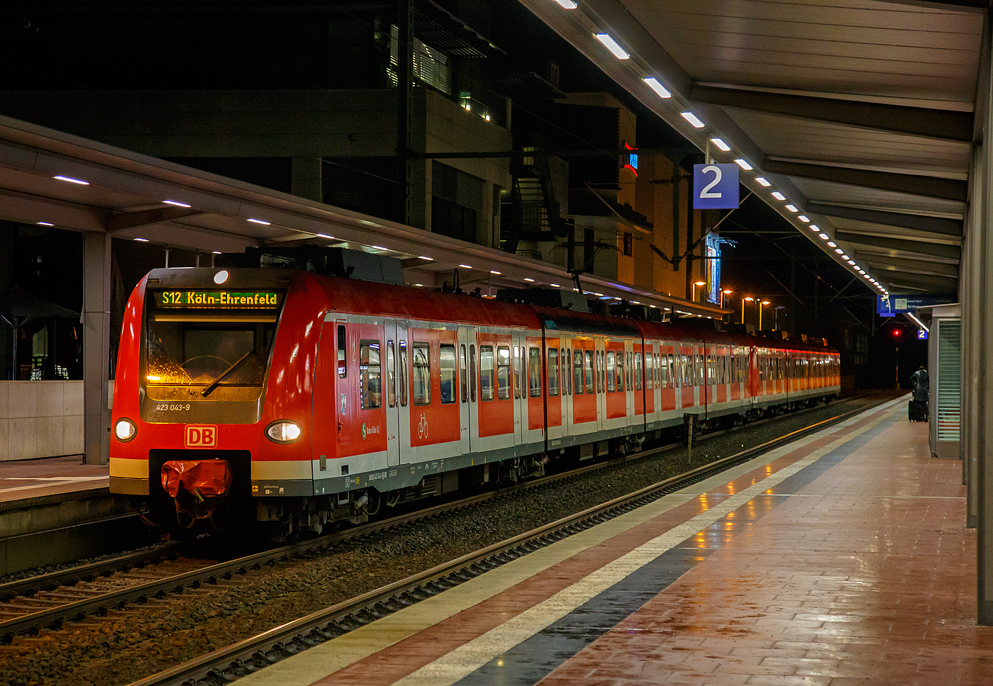 Zwei gekuppelte vierteilige ET 423 (geführt von 423 023-9) der S-Bahn Köln (betrieben durch die DB Regio AG – NRW) haben am 20 Februar 2017 (22.58 Uhr), als S 12 von Au/Sieg nach Köln-Ehrenfeld den Bahnhof Siegburg/Bonn erreicht.