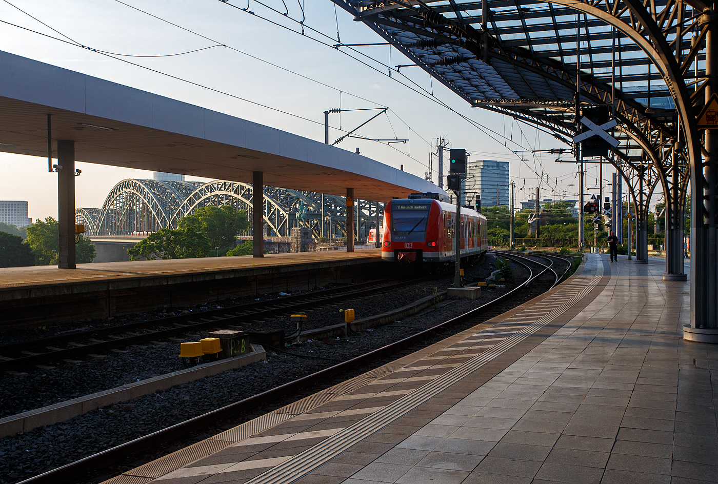 Zwei gekuppelte vierteilige ET 423 (423 796 / 426 296 und 423 757/423 257) der S-Bahn Köln (betrieben durch die DB Regio AG – NRW) verlassen am 18 Juni 2025, als Linie S 11 nach Bergisch Gladbach (Düsseldorf Flughafen – Düsseldorf Hbf – Neuss – Köln Hbf - Bergisch Gladbach) den Hauptbahnhof Köln. Hinten links die Hohenzollernbrücke, gleichdrauf folgt dann schon der Bahnhof Köln Messe/Deutz.

Es gibt Planungen die Linie S 11 bis 2032 weiter auszubauen. Hierzu sollen neben dem zweigleisigen Ausbau der Strecke von Köln-Dellbrück nach Bergisch Gladbach auch jeweils ein neuer S-Bahnsteig am Kölner Hauptbahnhof und in Köln Messe/Deutz errichtet werden. Die Hohenzollernbrücke soll nicht erweitert werden. In Köln-Kalk ist die Errichtung eines neuen Haltepunkts Köln-Kalk West (S 6, S 10, S 11, S 16, S 17) geplant. Zudem sind Verbesserungen in der Signal- und Stellwerkstechnik und bei einigen Haltepunkten vorgesehen.

Nach dem Ausbau sollen zwei weitere S-Bahn Linien die S 11 ergänzen. Die neue S 10 soll die S 11 zwischen Köln-Worringen und Bergisch Gladbach verstärken. Die S 10 wird in einem 20-Minuten-Takt fahren und zwischen Bergisch Gladbach und Köln-Worringen mit der S 11 künftig einen 10-Minuten-Takt erreichen. Die neu einzurichtende S 14 soll nur in den Hauptverkehrszeiten fahren und im Streckenabschnitt Köln-Nippes und Bergisch Gladbach verkehren. Auch sie wird drei Mal pro Stunde fahren. Somit werden mit den drei S-Bahn-Linien künftig in der Hauptverkehrszeit neun S-Bahnen pro Stunde und Richtung zwischen Köln und Bergisch Gladbach unterwegs sein anstatt der aktuell drei S-Bahnen. Die Planungen sind mit 9,5 Millionen Euro veranschlagt und die Gesamtkosten werden mit 200 Millionen Euro geschätzt.

Das Planfeststellungsverfahren (PFA) ist in vier Streckenabschnitte aufgeteilt. Am 4. April 2024 begann das offizielle Planfeststellungsverfahren (PFA) beim Eisenbahn-Bundesamt (EBA) für PFA 1.1 Abschnitt Hansaring bis Hauptbahnhof.