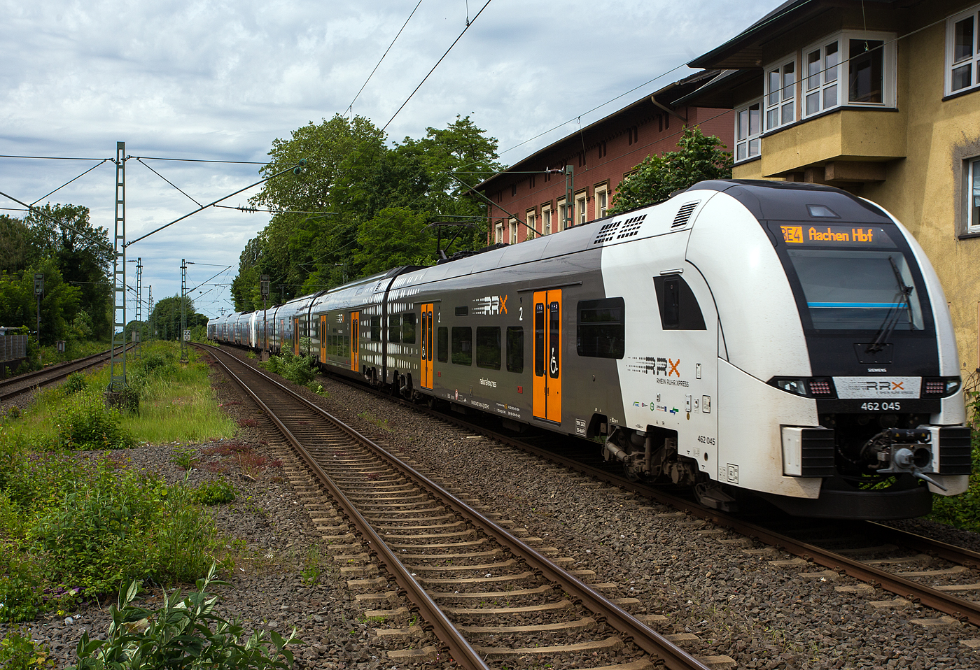 Zwei gekuppelte vierteilige Siemens Desiro HC 462 009 und 462 045 des RRX Rhein-Ruhr-Express (betrieben vom der National Express), rauschen am 26 Mai 2024, als RRX RE 4 „Wupper-Express“  (Dortmund – Hagen – Wuppertal – Düsseldorf – Mönchengladbach – Aachen), durch den Bahnhof Erkrath-Hochdahl in Richtung Düsseldorf. Aufgrund der Insolvenz von Abellio Rail NRW ist seit Februar 2022 National Express der Betreiber aller Linien im RRX-Vorlaufberieb.

Die Triebzüge mit den NVR-Nummern (94 80 0462 009-2 D-SDEHC und 94 80 0462 045-6 D-SDEHC) sind Eigentum von SIEMENS Mobility und an den RRX vermietet. Siemens ist auch für die Instandhaltung der Fahrzeuge zuständig. Dafür wurde in Dortmund-Eving ein RRX Instandhaltungswerk (Rail Service Center) errichtet.
