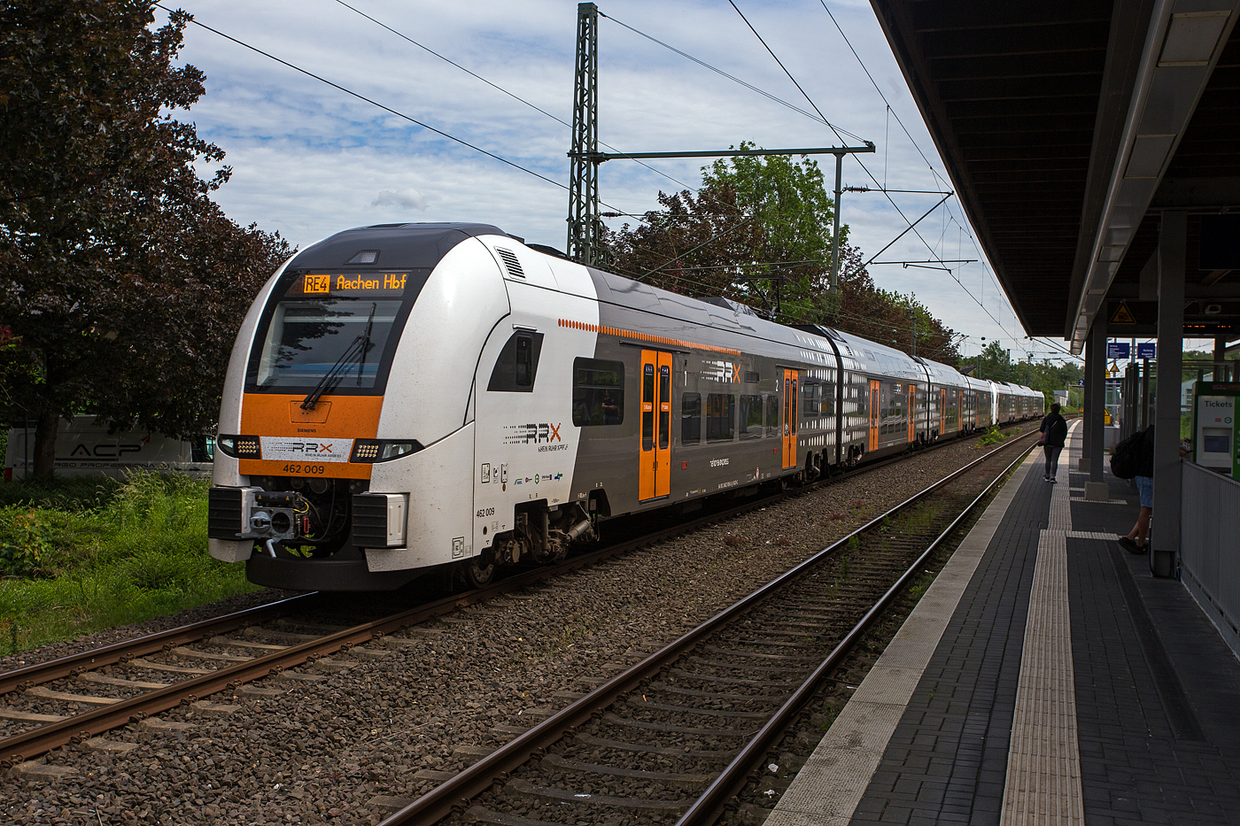 Zwei gekuppelte vierteilige Siemens Desiro HC 462 009 und 462 045 des RRX Rhein-Ruhr-Express (betrieben vom der National Express), rauschen am 26 Mai 2024, als RRX RE 4 „Wupper-Express“  (Dortmund – Hagen – Wuppertal – D�sseldorf – M�nchengladbach – Aachen), durch den Bahnhof Erkrath-Hochdahl in Richtung D�sseldorf. Aufgrund der Insolvenz von Abellio Rail NRW ist seit Februar 2022 National Express der Betreiber aller Linien im RRX-Vorlaufberieb.

Die Triebz�ge mit den NVR-Nummern (94 80 0462 009-2 D-SDEHC und 94 80 0462 045-6 D-SDEHC) sind Eigentum von SIEMENS Mobility und an den RRX vermietet. Siemens ist auch f�r die Instandhaltung der Fahrzeuge zust�ndig. Daf�r wurde in Dortmund-Eving ein RRX Instandhaltungswerk (Rail Service Center) errichtet.