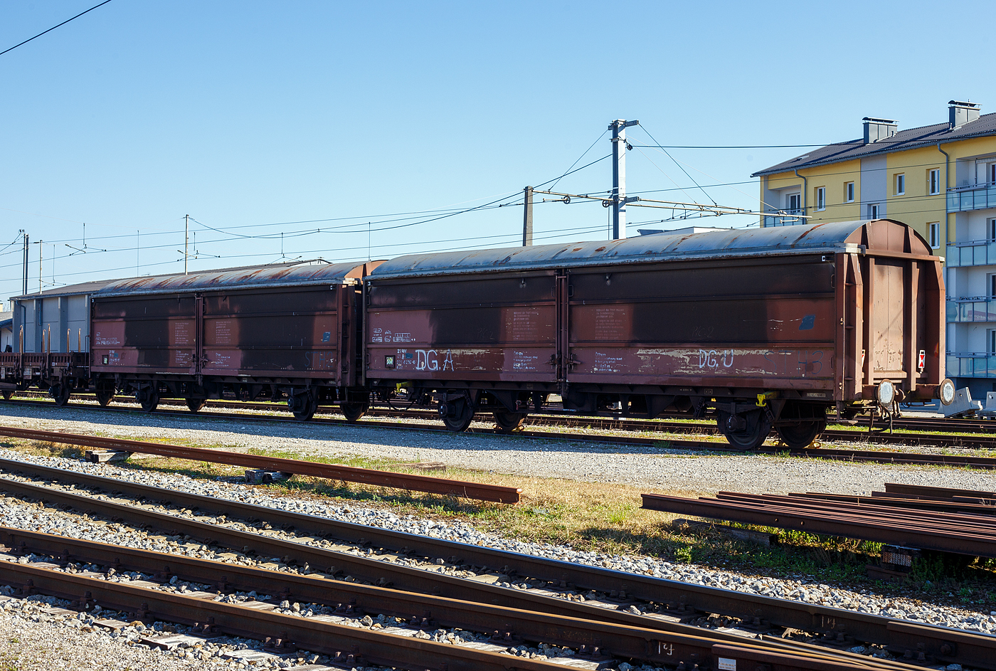 Zwei zweiachsige großräumige ex ÖBB Schiebewandwagen der Gattung Hbis, links 21 81 2254 150-9 A-StH (STH 2) und rechts 21 81 2254 316-6 A-StH (STH 3), der Stern & Hafferl Verkehrsgesellschaft m.b.H. (StH), sind am 04 April 2025 beim Bahnhof Vorchdorf-Eggenberg abgestellt. 

TECHNISCHE DATEN:
Spurweite: 1.435 mm (Normalspur)
Anzahl der Achsen: 2
Länge über Puffer: 14.020 mm
Achsabstand: 8.000 mm
Ladelänge: 12.700 mm 
Ladefläche: 33,9 m²
Eigengewicht: 14.000 kg
Max. Ladegewicht: 26 t (ab Streckenklasse C)
Höchstgeschwindigkeit: 100 km/h (beladen) / 120 Km/h (leer)
Bauart der Bremse: O-GP-A
Intern. Verwendungsfähigkeit: RIV