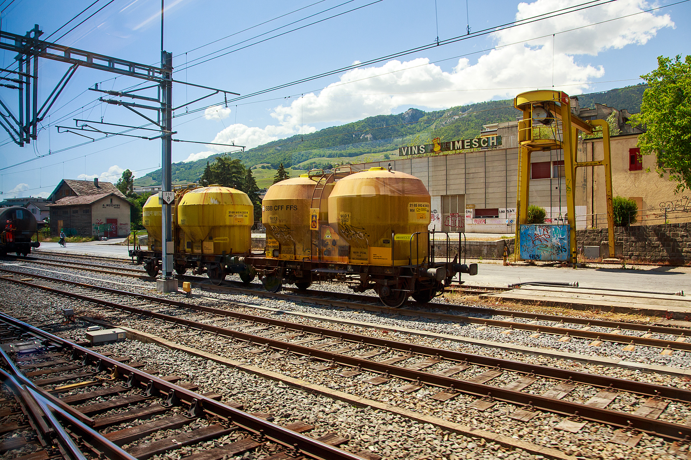 Zwei zweiachsige Silowagen mit pneumatischer Entleerung der Gattung Ucs der SBB Cargo AG abgestellt beim Bahnhof Siders/Sierre (Kanton Wallis) am 26.05.2023 aus dem Zug heraus aufgenommen. Links der Wagen 21 85 9104 203-9 CH-SBBC und rechts 21 85 9104 245-0 CH-SBBC. 

Die Wagen sind speziell geeignet für staubförmige Schüttgüter wie Zement, Gips, Kalk, Filler und Dolomit. Ein Teil dieser Wagen wird ausschließlich für Lebensmitteltransporte eingesetzt. 

TECHNISCHE DATEN (eines Wagens):
Spurweite: 1.435 mm (Normalspur)
Länge über Puffer : 8.600 mm
Achsabstand: 5.250 mm
Laufraddurchmesser: 1.000 mm (neu)
Höchstgeschwindigkeit: 100 km/h 
zul. Gesamtgewicht: 40,00 t
Eigengewicht: 13.000 kg
Gesamtvolumen: 29 m³ (2x 14,5 m³)
Nutzlast: 27,0 t ab Streckenklasse C
Kleinster bef. Halbmesser: 35 m
Bremse: Frein 0-GP-A (LL)
Bremssohle: IP 116
Intern. Verwendungsfähigkeit: RIV

Die Bedeutung der Gattungs- und Kennbuchstaben (hier Uacs):
U - Sonderwagen 
c - mit Entladung unter Druck
s - Höchstgeschwindigkeit 100 km/h (beladen)
