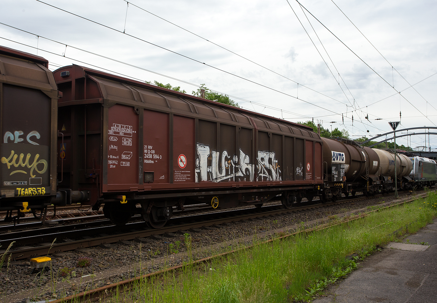 Zweiachsiger großräumiger Schiebewandwagen (Gedeckter Wagen in Sonderbauart), 21 80 2458 594-3 D-DB der Gattung Hbbillns 315 (ex 305) der DB Cargo AG, am 21 Mai 2024 im Zugverband bei einer Zugdurchfahrt in Kreuztal. 

Der Wagen wurde vom Waggonbau Niesky gebaut. Der Hbbillns 315 ist ein Güterwagen mit zwei Radsätzen, zweiteiligen Aluminium-Schiebewänden und sechs verriegelbaren Trennwänden. Dieser großräumige gedeckte Wagen ist mit Schiebewänden ausgerüstet, die von einer Person bewegt werden können. Im geöffneten Zustand ist der Zugang zur gesamten Ladefläche von beiden Seiten möglich.

Die Be- und Entladen mit Gabelstaplern ist damit sowohl von einer Rampe als auch von ebener Erde möglich. Dieser Wagen ist für eine schonende Beförderung hochempfindlicher Güter verschiedener Art mit der Transportschutzeinrichtung  Verriegelbare Trennwände  ausgestattet. Bei Transportschutzeinrichtungen kann der Wagenraum in einzelne Kammern unterteilt werden. Ladefläche und Laderaum verringern sich um den Anteil der eingebauten Transportschutzeinrichtung. Die verriegelbaren Trennwände rasten in Lochleisten (alle 45 mm) in Fußboden und am Obergurt des Wagens ein. Die 6 Trennwände in Stahl-Holz-Verbundbauweise sind 2.400 mm hoch und 2.650 mm breit, sie sind alle 45 mm verriegelbar. Belastbarkeit durch das Ladegut (Anlagefläche mindestens 1.600 mm breit x 700 mm hoch), gegen 1 Trennwand beträgt maximal 5 t bzw. gegen 2 unmittelbar nebeneinander verriegelte Trennwände maximal 7 t.

Das Untergestell ist als Schweißkonstruktion hergestellt und besteht aus zwei durchlaufenden Außenlangträgern und Querträgern, die die Langträger verbinden und auf denen die Kräfte aus Fußboden und Nutzlast über Fußbodenträger abgesetzt werden. Der Fußboden besteht aus 45 mm dicken Kiefernbohlen und ist zum Befahren mit Gabelstaplern für eine Belastung von max. 2,2 t pro Vorderrad zugelassen.

TECHNISCHE DATEN:
Gattung/Bauart: Hbbillns 315
Spurweite: 1.435 mm (Normalspur)
Länge über Puffer : 15.500 mm
Achsabstand: 8.000 mm
Laufraddurchmesser: 920 mm (neu)
Eigengewicht: 16.420 kg
Ladelänge: 14.200 mm
Ladefläche: 41,3 m²
Laderaum: 105,0 m³
Max. Zuladung: 28,5 (ab Streckenklasse D) / 25,5 t bei DB CM
Max. Geschwindigkeit: 100 km/h (beladen) / 120 km/h (leer)
Kleinster befahrbarer Gleisbogen: R 50 m
Bremse: KE-GP (LL)
Bremssohle: IB 116
Handbremse: Ja
Intern. Verwendungsfähigkeit: RIV

Die Bedeutung der Gattungs- und Kennbuchstaben (hier Hbbillns):
H = Gedeckter Wagen in Sonderbauart
bb = bei Wagen mit zwei Radsätzen, Ladelänge 14 m und mehr
i = Schiebewände
ll = mit verriegelbaren beweglichen Trennwänden
n = mit zwei Radsätzen, höchste Lastgrenze über 25 t
s = Höchstgeschwindigkeit 100 km/h (beladen)
