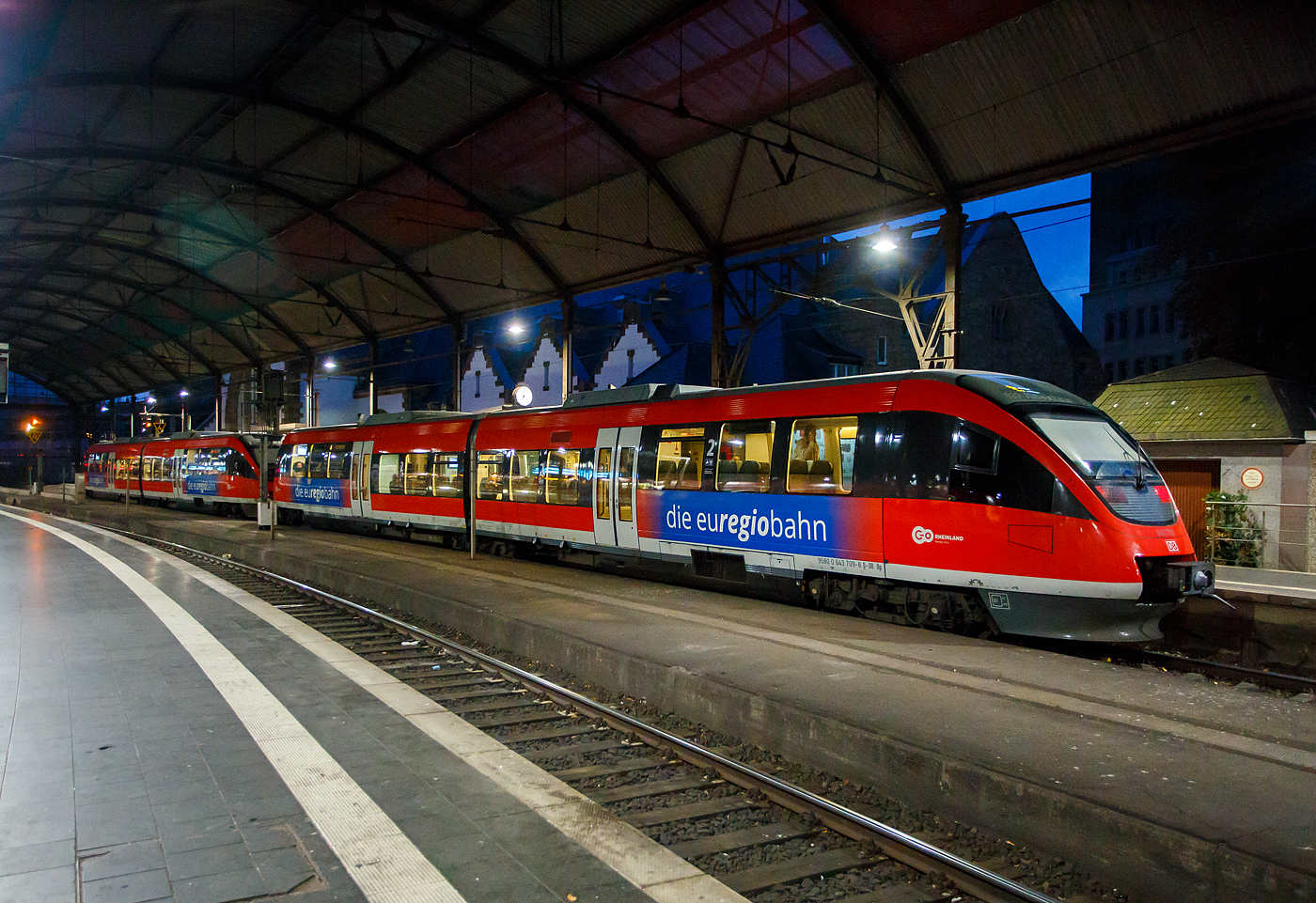 Zweigekuppelte zweiteilige Bombardier Talent mit diesel-mechanischem Antrieb 643 2xx / 643 7xx und 643 209 / 643 709 der „die euregiobahn“ (zu DB Regio NRW) stehen am Abend (19:00 Uhr) des 21 Oktober 2025 im Hauptbahnhof Aachen auf Gleis 1, als RB 20 über Herzogenrath nach Stolberg (Rheinl.), zur Abfahrt bereit.

Beide Triebzüge wurden von Bombardier Transportation (ex Waggonfabrik Talbot) in Aachen gebaut, der hintere (643 209/709) wurde 2003 unter den Fabriknummern 191699/191700 gebaut.

Die Baureihe 643.2 aus der Talent-Familie der Firma Bombardier ist die kurze Version der Baureihe 643 und wird hauptsächlich im Raum Aachen eingesetzt. Talent (Eigenschreibweise TALENT) ist eine Triebwagen-Plattform von Bombardier Transportation (ursprünglich Waggonfabrik Talbot). „Talent“ ist ein Akronym für Talbot leichter Nahverkehrs-Triebwagen.

Die Baureihe 643.2 ist für S-Bahn-ähnliche Verkehre in kleineren Agglomerationsräumen auf Haupt- und Nebenstrecken mit kurzen Haltestellenabständen und geringem bis mittlerem Fahrgastaufkommen entwickelt worden. Die Mehrfachtraktion auf Hauptstrecken mit betrieblicher Stärkung und Schwächung des Zugverbands an Abzweigbahnhöfen (Flügelung) sind unverkennbarer Bestandteil des Fahrzeugkonzepts. Durch die Fußbodenhöhe von 80 cm kann die Baureihe 643.2 auch auf Strecken mit niedrigeren Bahnsteighöhen (z. B. 38 cm) eingesetzt werden.

Die zweiteiligen Dieseltriebwagen ruhen auf den beiden Endteilen auf Triebdrehgestelle und in der Zug Mitte (fest gekuppelt), gemeinsam auf einen Jakobs-Laufdrehgestell. Die Triebwagen verfügen an den Fahrzeugenden jeweils über eine beheizbare und automatische Mittelpufferkupplung, Bauart Scharfenberg Typ 10. Sie haben zwei Türen pro Fahrzeugseite, im Eingangsbereich und im Mittelteil ist der Fahrzeugboden auf 80 cm abgesenkt. Es können bis zu 3 Fahrzeuge zusammengekuppelt werden.

Als Dieselmotore kommen 2 PowerPack vom Typ MTU 6R 183 TD13H (Sechszylinder-Reihenmotor mit Turbolader und Ladeluftkühlung) der MTU (Motoren- und Turbinen-Union Friedrichshafen GmbH), mit einer Leistung von jeweils 315 kW (429 PS) zum Einsatz. Der Antrieb erfolgt dieselmechanisch, das Getriebe besitzt einen integrierten Retarder (Wirbelstrombremse).

TECHNISCHE DATEN der BR 643.2 (zweiteilig, DB Version):
Spurweite: 1.435 mm (Normalspur)
Achsanordnung: B' 2' B'
Länge über Kupplung: 36.610 mm 
Fahrzeugbreite: 2.925 mm
Fahrzeugbodenhöhe im Einstieg: 800 mm / Hochflurbereich 1.190 mm
Türen pro Fahrzeugseite: 2
Sitzplätze: 96 (nur 2.Klasse)
Eigengewicht: 57.5 t 
Antriebsart: dieselmechanisch
Dieselmotor: 2 Stück MTU PowerPack 6R 183 TD13H
Motorleistung: 2 x 315 kW
Höchstgeschwindigkeit: 120 km/h
Beschleunigung: 0,7 m/s²
Bremsverzögerung: 1,2 m/s²
