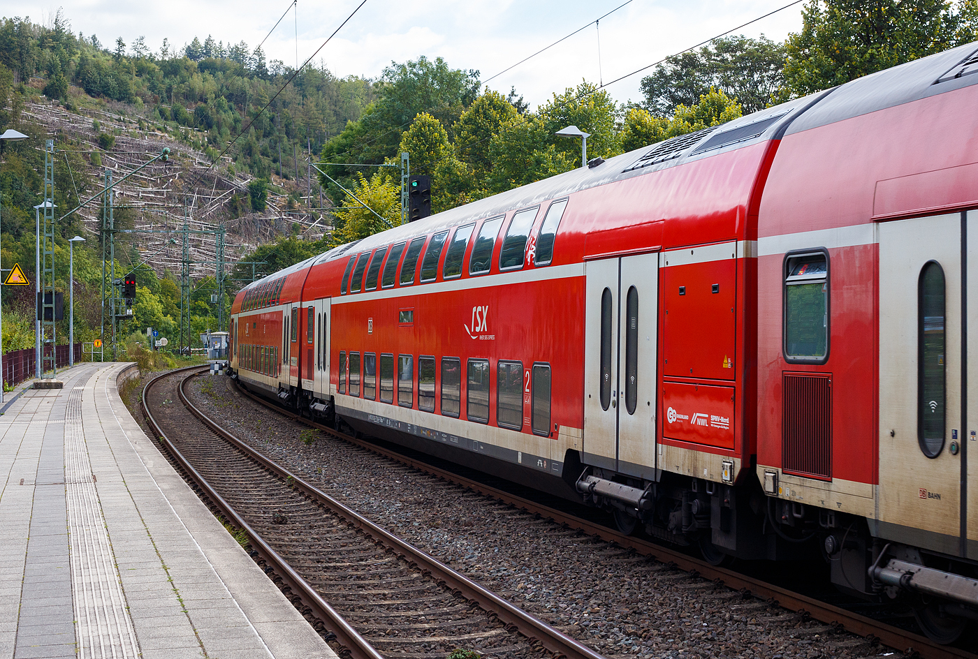 Zweite Klasse klimatisierter Doppelstock-Reisezugwagen (Hocheinstiegs-Dosto) D-DB 50 80 26-75 046-5, der Gattung DBpza 753.5, vom rsx - Rhein-Sieg-Express der DB Regio NRW (Aachen), eingereiht im Zugverband am 15 September 2024 im Bahnhof Kirchen/Sieg.

Der Wagen wurde 1999 von  DWA - Deutsche Waggonbau AG  in Görlitz gebaut.

TECHNISCHE DATEN:
Gattung/Bauart: DBpza 753.5,
Spurweite: 1.435 mm
Anzahl der Achsen: 4
Länge über Puffer: 26.800 mm
Wagenkastenlänge: 26 400 mm
Wagenkastenbreite: 2.784 mm
Höhe über Schienenoberkante: 4.631 mm
Drehzapfenabstand: 20.000 mm
Achsstand im Drehgestell: 2 500 mm
Drehgestellbauart: Görlitz VIII
Leergewicht: 48 t
Höchstgeschwindigkeit: 160 km/h
Sitzplätze: 139 in der 2. Klasse
Toiletten: 1, geschlossenes System
Einstieg: Hoch
Bremse: KE-R-A-Mg (D)
Bemerkung : 1 Mehrzweckabteil; eingeschränkt dieselloktauglich
Heizung: Klimaes