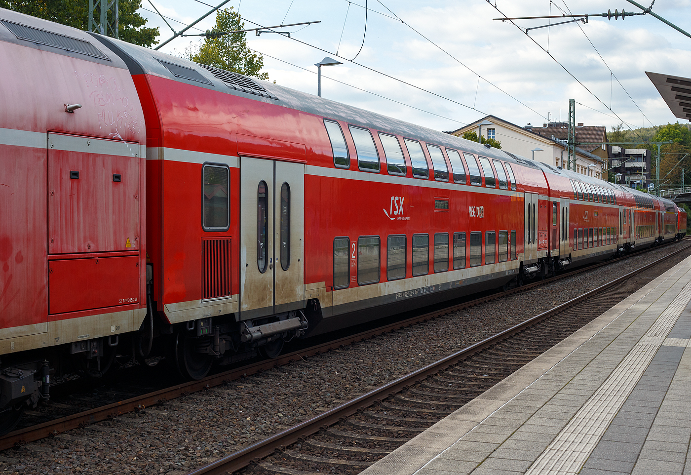 Zweite Klasse klimatisierter Doppelstock-Reisezugwagen (Hocheinstiegs-Dosto) D-DB 50 80 26-75 136-4, der Gattung DBpza 753.5, vom rsx - Rhein-Sieg-Express der DB Regio NRW (Aachen), eingereiht im Zugverband am 15 September 2024 im Bahnhof Kirchen/Sieg.

Der Wagen wurde 2002 von Bombardier in Görlitz (ex DWA - Deutsche Waggonbau AG gebaut.

TECHNISCHE DATEN:
Gattung/Bauart: DBpza 753.5,
Spurweite: 1.435 mm
Anzahl der Achsen: 4
Länge über Puffer: 26.800 mm
Wagenkastenlänge: 26 400 mm
Wagenkastenbreite: 2.784 mm
Höhe über Schienenoberkante: 4.631 mm
Drehzapfenabstand: 20.000 mm
Achsstand im Drehgestell: 2 500 mm
Drehgestellbauart: Görlitz VIII
Leergewicht: 48 t
Höchstgeschwindigkeit: 160 km/h
Sitzplätze: 139 in der 2. Klasse
Toiletten: 1, geschlossenes System
Einstieg: Hoch
Bremse: KE-R-A-Mg (D)
Bemerkung : 1 Mehrzweckabteil; eingeschränkt dieselloktauglich
Heizung: Klimaes