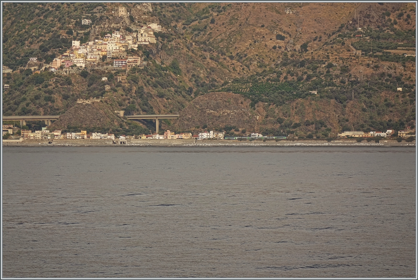 Zwischen Messina und Taormina-Giardini ist ein HTR 412  Blues  als R 12961 bei S.Alessio Siculo-Forza d'Agrò auf der Fahrt nach Catania.

24. Sept. 2025