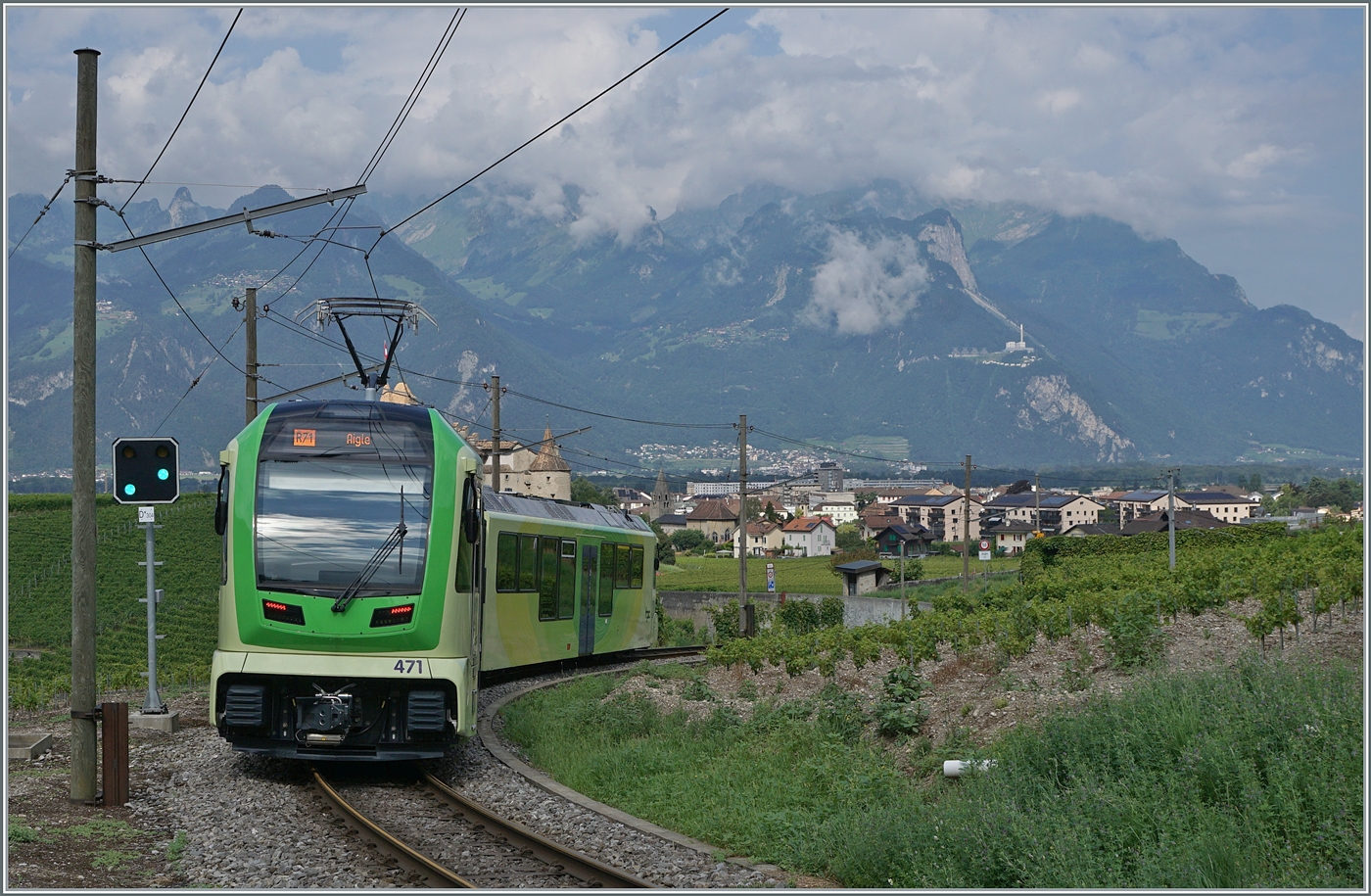 Zwischen den Rebstöcken ist der TPC ASD ABe 4/8 471 oberhalb von Aigle auf dem Weg nach Aigle und verdeckt aus dieser Position heraus leider das Schloss von Aigle.  

3. Aug. 2024