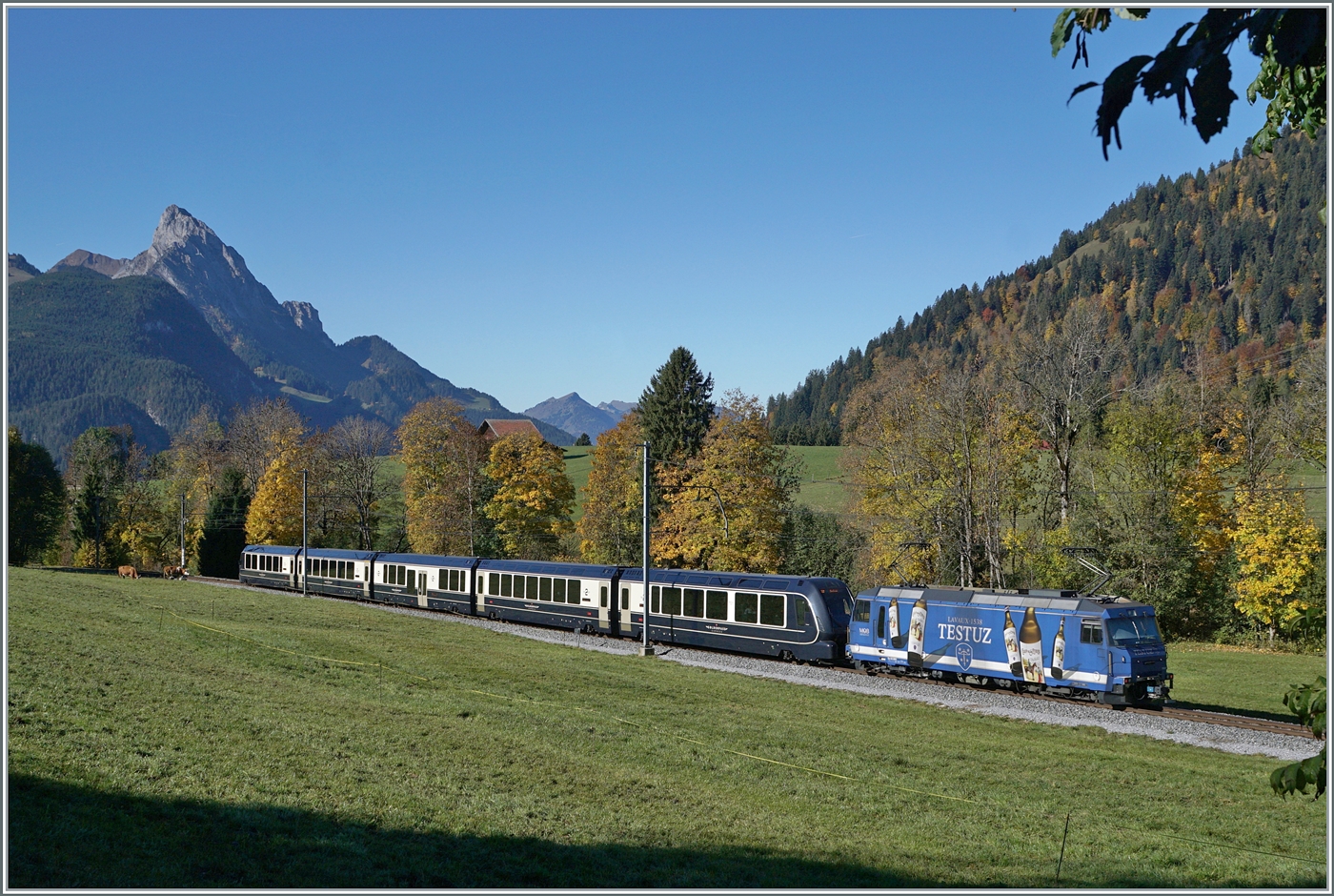 Zwischen Schönried und Gruben konnte ich den MOB/BLS GoldenPass Express PE 4068 auf der Fahrt von Interlaken Ost nach Montreux kurz nach Schönried fotografieren.
Da bei allen GPX Zügen auf dem Schmalspurabschnitt die Lok jeweils Seite Zweisimmen eingereiht ist, hoffte ich bei den Schleifen oberhalb von Gstaad eine passende Fotostelle zu finden, stellte aber fest, dass dies gar nicht so einfach war. 
Zudem sind durch den straken Besucherandrang verständlicherweise viel Wege oder Zugänge gesperrt.     

13. Oktober 2025