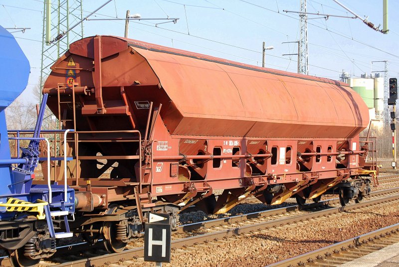 Gedeckter Schttgutwagen vom Wageneinsteller REXWAL fr die Firma SKW  PIESTERITZ im Einsatz fr das Ladegut Harnstoff (Dngemittel) -  Karow900.startbilder.de