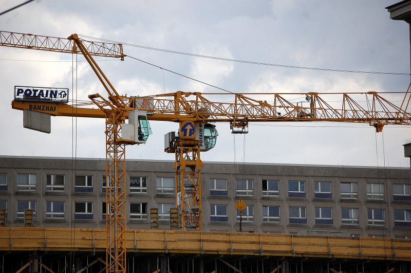Hier zwei weitere BANZHAF Mietkrane, im Vordergrund ein
