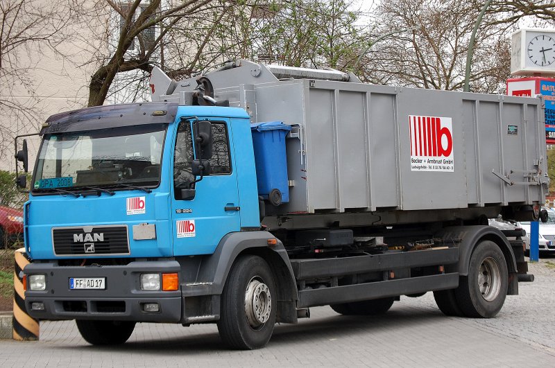 Interessantes Müllentsorgungsfahrzeug, ein MAN 18.224 als Abrollkipper mit  speziellem Abrollcontainer zur Entleerung von Mülltonnen mit Müllpresse   