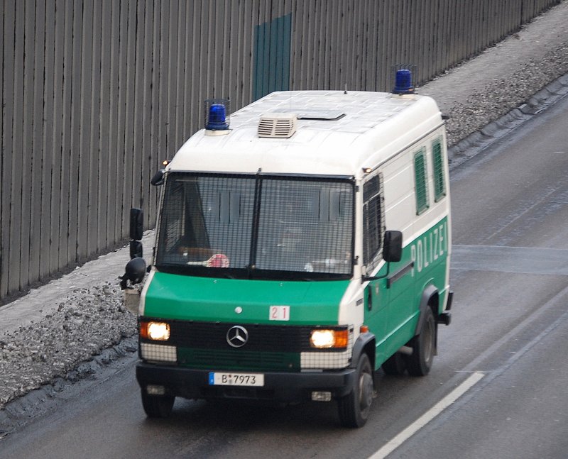 Mb 611 De Gruppenkraftwagen Der Berliner Bereitschaftspolizei Im