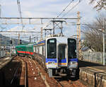 Der Nankai-Konzern, Partnerbahn der MOB: Vom Kôya-san herkommend, Einfahrt der Zweiwagenzüge 2037 und 2208 (Salonwagenzug) in Kamuro.