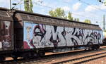 Drehgestell-Schiebewandwagen vom Einsteller Transwaggon GmbH mit der Nr. 83 80 D-TWA 2745 870-5 Habiins 85 (P) in einem Ganzzug am 27.08.25 Höhe Bahnhof Schönefeld b. Berlin.