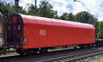 Drehgestellflachwagen mit vier Radsätzen, mit verschiebbarem Planenverdeck und mit Rungen der DB Cargo mit der Nr. 31 RIV 80 D-DB 3536 101-9 Rijmmns 660. Diese Drehgestell-Flachwagen eignen sich aufgrund des Planenverdecks besonders zum Transpor ...