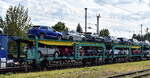 PKW-Transportwageneinheit der Firma ARS Altmann AG mit der Nr. 23 TEN 80 D-ARS 4771 857-2 Laaers 224 Sc beladen mit fabrikneuen VW T-Roc SUV in einem Ganzzug am 03.06.25 Höhe Bahnhof Stendal Hbf.