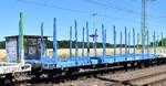 Drehgestell-Flachwagen mit vier Radsätzen und Niederbindeeinrichtung für die Beförderung von Stamm- und Schnittholz vom Einsteller S-Rail GmbH (SETG) mit der Nr. 83 TEN 80 D-SRA 4723 202-3 Snps in einem Ganzzug  am 01.07.25 Höhe B ...