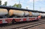 Ein ganze Reihe kurzgekuppelter neuerer Drehgestell-Flachwagen (sechsachsig) ohne Beladung der DB Cargo in einem gemischten Güterzug, am Ende des Zuges der Wagen mit der Nr. 31 TEN 80 D-DB 4808 045-7 Sagmms 490  am 27.08.25 Höhe Bahnhof Sch ...
