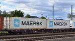 Drehgestell-Containertragewagen vom Einsteller RailReLease B.V. mit der Nr. 37 TEN 84 NL-RRL 4576 432-7 Sggnss-XL beladen mit Kühlcontainern in einem Ganzzug am 10.07.25 Höhe Bahnhof Magdeburg Hbf.