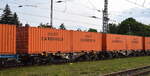 Eine Drehgestell-Gelenkcontainertragwagen vom slowakischen Einsteller Tenutado SK, a.s. mit tschechischer Registrierung mit der Nr. 33 TEN 54 CZ-TNTD 459? ?71-1 Sgmmnss (GE) in einem Containerzug mit interessanten Containern anscheinend aus der Ukrai ...