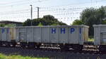 Drehgestell-Hochbordwagen der Fa. Heavy Haul Power International GmbH, Erfurt [D] mit der Nr. 33 TEN 80 D-HHPI 5840 879-4 Eamnos 150 Heimatbahnhof: Erfurt in einem Ganzzug am 09.08.25 Höhe Bahnhof Magdeburg Hbf.