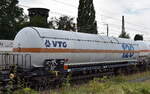 Druckgaskesselwagen mit Sonnendach vom Einsteller VTG mit der Nr. 37 RIV 80 D-VTG 7824 002-5 Zags Bf.: Maschen-Rbf. für die Befüllung mit Propangas siehe UN-Nr.: 23/1978 in einem Ganzzug am 08.08.25 Höhe Bahnhof Frankfurt/Oder.