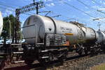 Polnischer Kesselwagen der Fa. KGHM Polska Miedz SA Oddział Huta Miedzi Głogów mit der Nr. 33 RIV MC 51 PL-KGHMG 7868 330-6 Zacs lt. UN-Nr.: 80/1830 für das Ladegut Schwefelsäure mit mehr als 51 % Säure in einem Ganzzug  ...