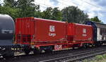 DB Cargo mit einem ihrer neueren Drehgestell-Güterwagen 31 TEN 80 D-DB 9300 064-0 Uas 224.2 mit zwei Wechselbehältern mit Plane abgedeckt in einem gemischten Güterzug am 01.08.25 Höhe Bahnhof Niederndodeleben.