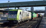 ITL - Eisenbahngesellschaft mbH, Dresden [D] mit der geleasten Akiem Lok  185 598-0  [NVR-Nummer: 91 80 6185 598-0 D-ITL] und einem Containerzug am 07.03.25 Durchfahrt Bahnhof Berlin