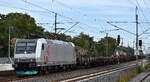 NeS - Netzwerkbahn Sachsen GmbH, Dresden [D] mit der geleasten Akiem Lok (Front etwas eingebeult)  185 544-4  [NVR-Nummer: 91 80 6185 544-4 D-AKIEM] und einem Ganzzug Drehgestell-Flachwagen mit
