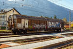 Vierachsiger Drehgestell-Großraum-Schiebewandwagen 31 81 2882 135-8 A-RCW, der Gattung Habbiillns, der Rail Cargo Austria (zur ÖBB), abgestellt am 03 April 2025 im Bahnhof Ebensee am