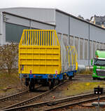 Leerer 2 x vierachsiger Flachwagen in Sonderbauart (Doppelwagen), 35 81 4657 199-9 A-IF, der Gattung Sggmrrs S240, der österreichischen INNOFREIGHT hier als Wagon für Holztransporte mit 10