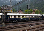 Der VSOE Pullman Typ  �toile du Nord  Speisewagen mit K�che N� 4095 (F- VSOE 61 87 08-70 095-9 [P]), ex CIWL 4095, im Zugverbund vom Venice Simplon-Orient-Express am 02.08.2019 beim Halt in G�schenen