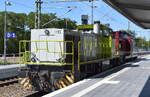 RBB - Regiobahn Bitterfeld Berlin GmbH, Standort Eisenach  mit der MaK G 1206 Lok  1115  [NVR-Nummer: 92 80 1275 023-0 D-RBB] und der V 100 Lok  110 108-8  [NVR-Nummer: 98 80 3201 110-4 D-RBB] am Haken am 13.08.26 Durchfahrt Bahnhof Wittenberge.