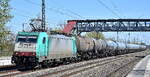 Transchem Sp. z o.o., Włocławek [PL] mit der geleasten ATLU Lok  186 241-6  [NVR-Nummer: 91 80 6 186 241-6 D-ATLU] und einem Kesselwagenzug (für Benzen = Benzol) am 22.04.26 Höhe Bahnhof Saarmund.