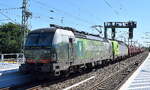 ArcelorMittal Eisenh�ttenstadt Transport GmbH mit zwei Alpha Trains Vectron geleast, die  193 553  [NVR-Nummer: 91 80 6193 553-5 D-ATLU] +  193 555  [NVR-Nummer: 91 80 6193 555-0 D-ATLU] mit  und dem Erzzug aus Eisenh�ttenstadt am Haken als Leerzug Richtung Hamburg am 13.08.26 Durchfahrt Bahnhof Wittenberge.