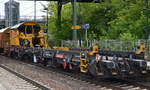 DB Bahnbau Gruppe mit einem ihrer Robel Schieneladezüge/Rutschwagen Nr. D-DB 99 80 9351 002-7 am 27.05.16 am Haken von 293 011-3, Berlin-Hohenschönhausen.