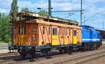 Trotz antikem Äußerem weiterhin im Einsatz, die Fahrleitungsmontagewagen 579 der DB Bahnbau Gruppe (80 80 970 8 009-3),dieser hier im RAW Stendal 1989 umgebaut, hier am Haken von SLG V