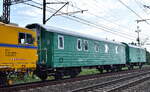 Polnischer Bahndienstwagen als Beiwagen UNIMAT 1304 der Fa. Zakład Robót Komunikacyjnych – DOM w Poznaniu Sp. z o.o. mit der Nr. 99 51PL-ZRKPN 9550 754-7 am Haken von der P&T Unimat 09-475/4S Y Universal-Stopfmaschine am 13.08.25 Höhe Bahnhof Kostrzyn nad Odrą.