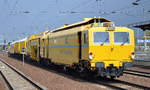 DB Bahnbau Gruppe mit Gleisbauzug mit der Stopfmaschine P&T UNIMAT 09-32/4S (USM 362) einigen Bahndienstwagen und Schotterplaniermaschine am 26.04.16 Bf.