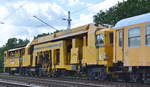 DB Bahnbau Gruppe mit der Gleisstopfmaschine P&T UNIMAT 09-16/4S (D-DB 99 80 9124 025-4) USM 351  Lotte  mit zwei Bahndienstwagen und Gleisschotterplaniermascjine am Haken am 28.07.17 Berlin-Wuhlheide.