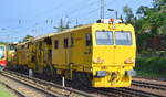 STRABAG mit ihrer MATISA Gleisstopfmaschine (99 80 9124 003-1 D-BRS) und Schienenschotterplaniermaschine P&T SSP 110 SW am 17.05.18 Berlin-Hirschgarten.