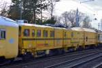 Ein Gleisbaumaschinenzug der Fa. Schweerbau mit Schienenschleifmaschine GWM 550 S gezogen von Railsystems RP mit ihrer 215 001-9 (225 001-7) 03 am 23.02.16 Berlin-Hirschgarten.