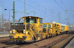 DB Bahnbaugruppe GmbH mit einer Schotterplaniermaschine SSP 110 SW + Stopfmaschine P&T 09-32 CSM + drei Bahndienstwagen (Wohn- u.