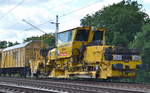 DB Bahnbau Gruppe mit der Gleisschotterplaniermaschine Deutsche Plasser SSP 110 SW (SSP 147)  Liese  am 28.07.17 Berlin-Wuhlheide.